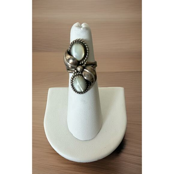 Lovely Vintage Sterling Mother Of Pearl Navajo Ring. Size 6.5. Unsigned - Picture 1 of 3